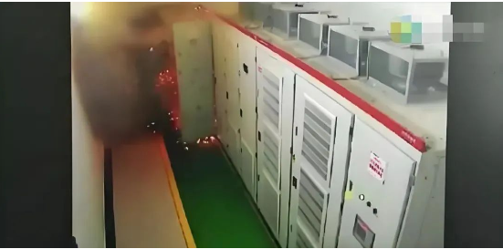高压配电室是否可以用灭火器带电灭火？是用二氧化碳还是干粉？